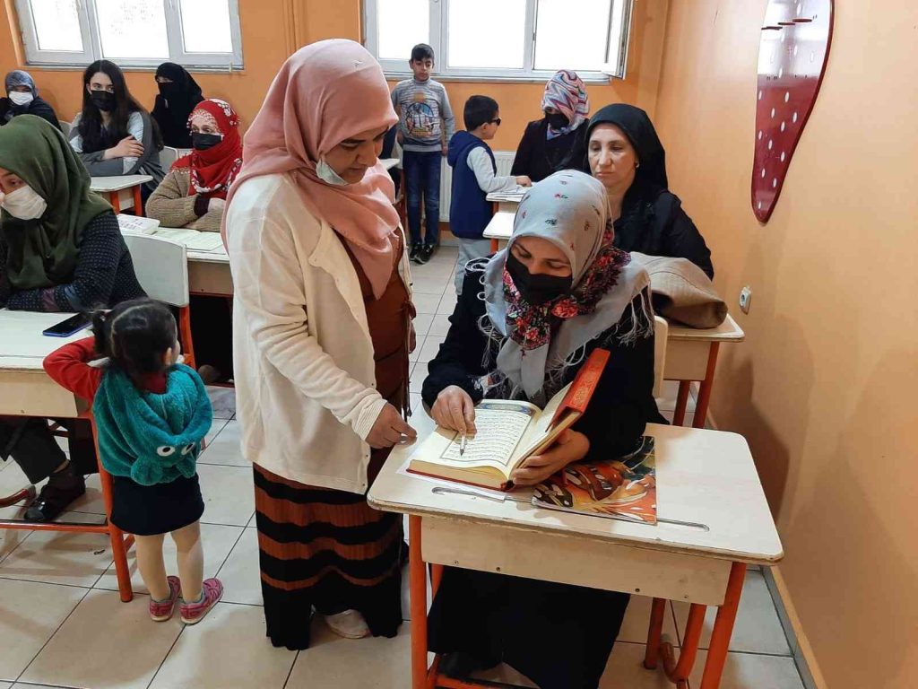 Bağlar Belediyesi’nden ailelere ‘güzel ahlak’ temalı eğitim