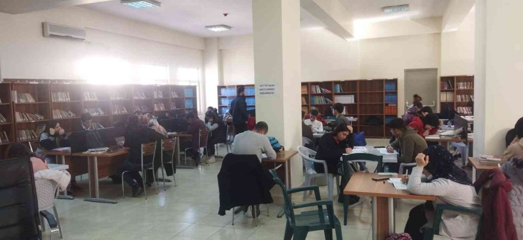 Bağlar Belediyesi’nin ücretsiz kütüphanesine yoğun ilgi