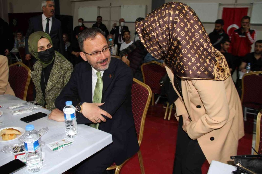 Bakan Kasapoğlu, Elazığ’da gençlerle bir araya geldi