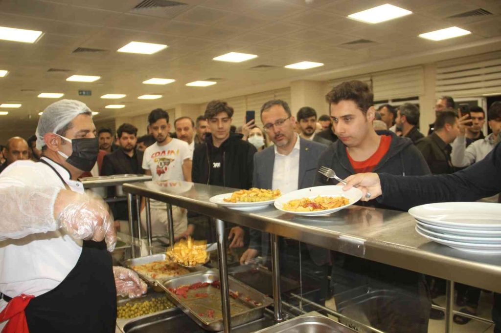 Bakan Kasapoğlu yurtta yemek sırasına girip öğrencilerle sahur yaptı