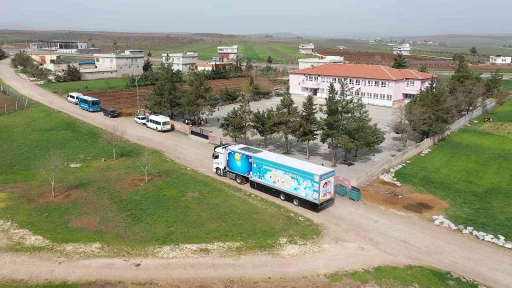 ‘Bilim Tırı’ ile imkanlar kırsal mahallelerdeki okullara taşınıyor
