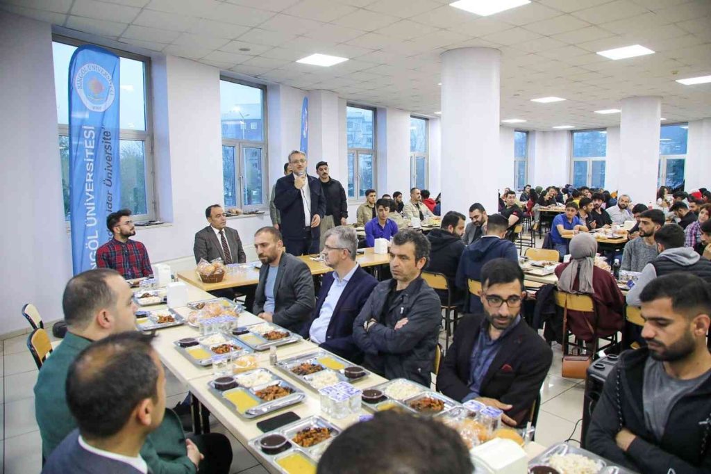 Bingöl Valisi, iftarını öğrencilerle birlikte yaptı