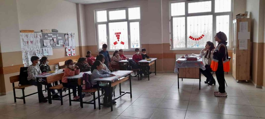 Bingöl’de AFAD gönüllüleri, öğrencilere eğitim verdi