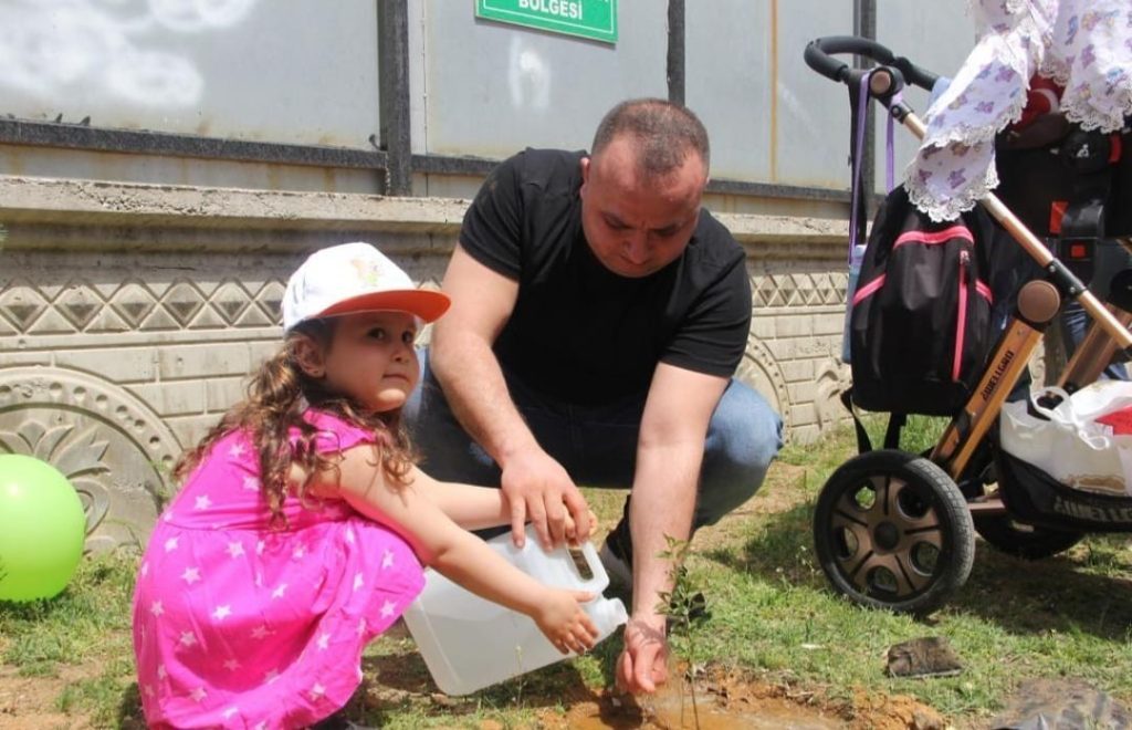 Bingöl’de çocuklar fidan dikti