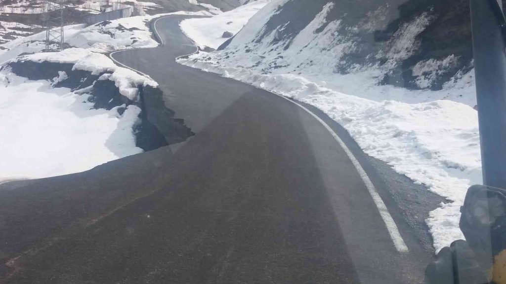 Bingöl’de heyelan yola zarar verdi