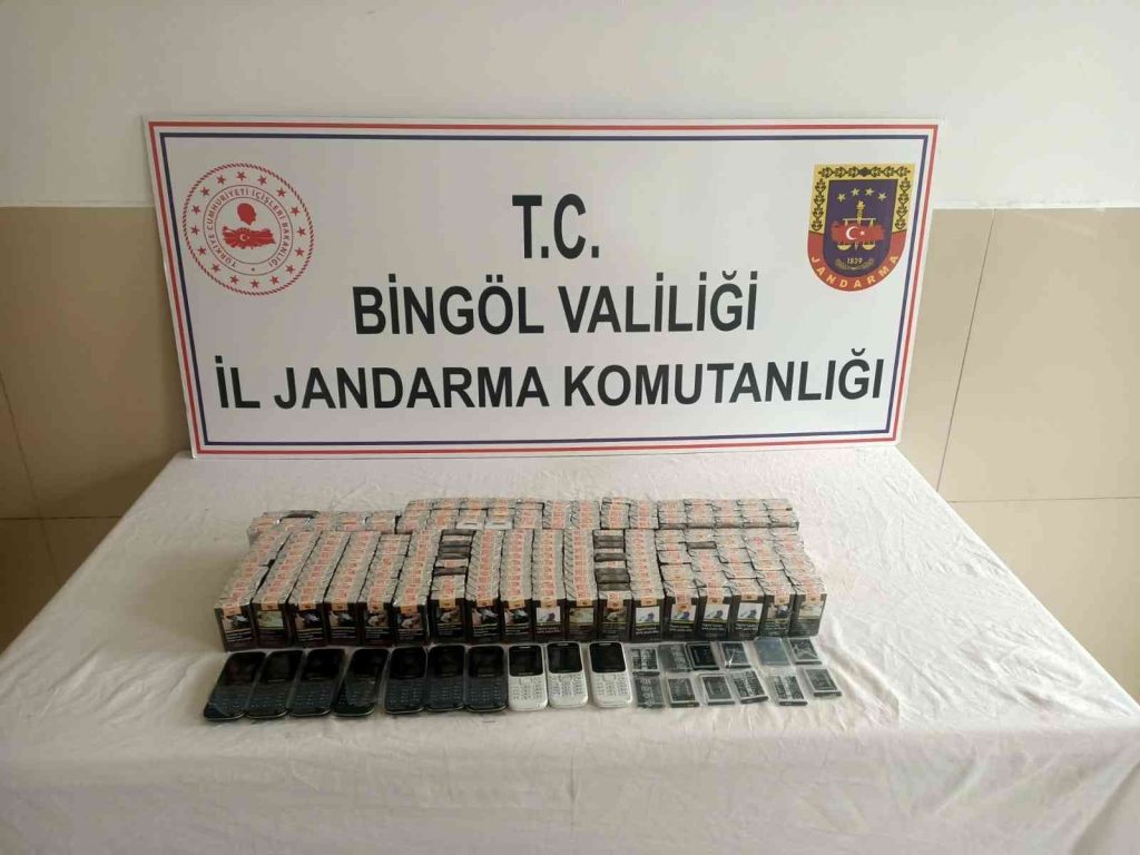 Bingöl’de kaçak sigara ve cep telefonu ele geçirildi