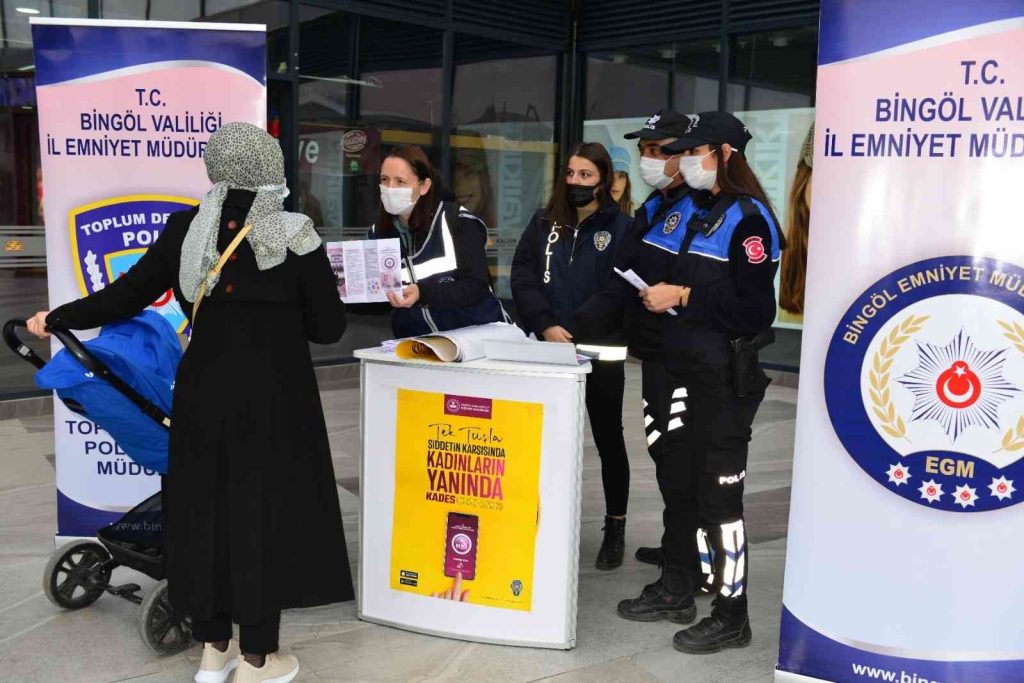 Bingöl’de polis ekipleri vatandaşlara KADES’i tanıttı