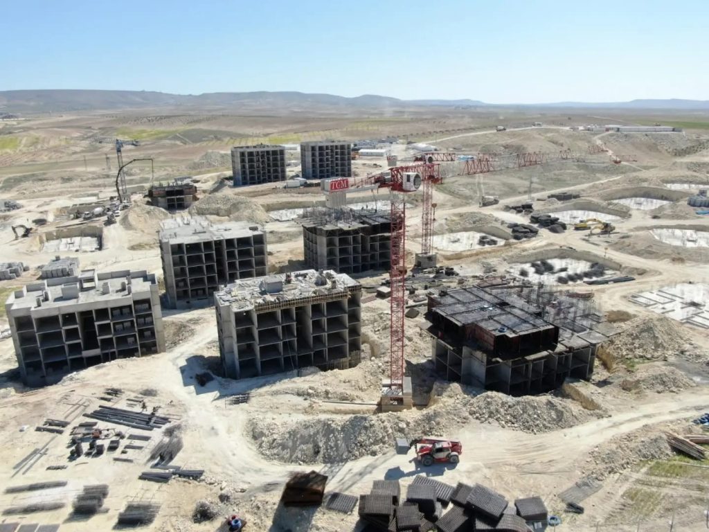 Birecik’te TOKİ konutları yükseliyor