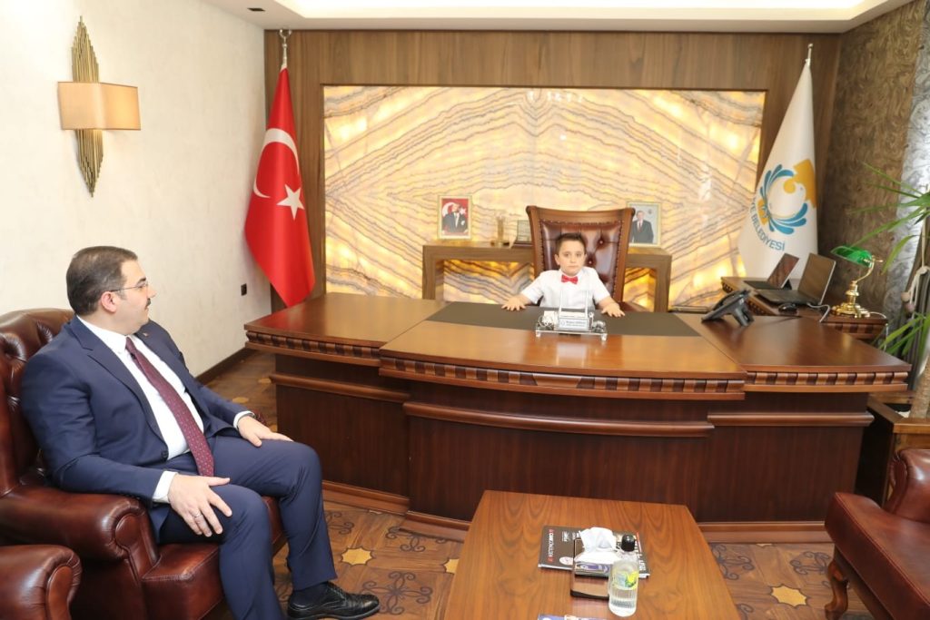 Canpolat makam koltuğunu küçük Halit’e devretti