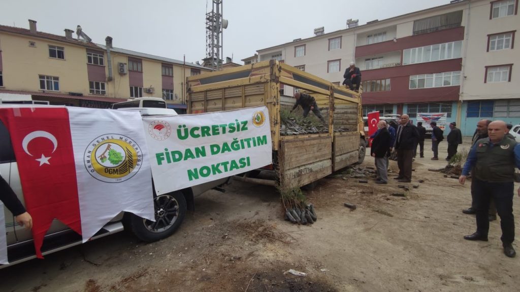 Çemişgezek’te vatandaşlara ücretsiz 11 bin fidan dağıtıldı
