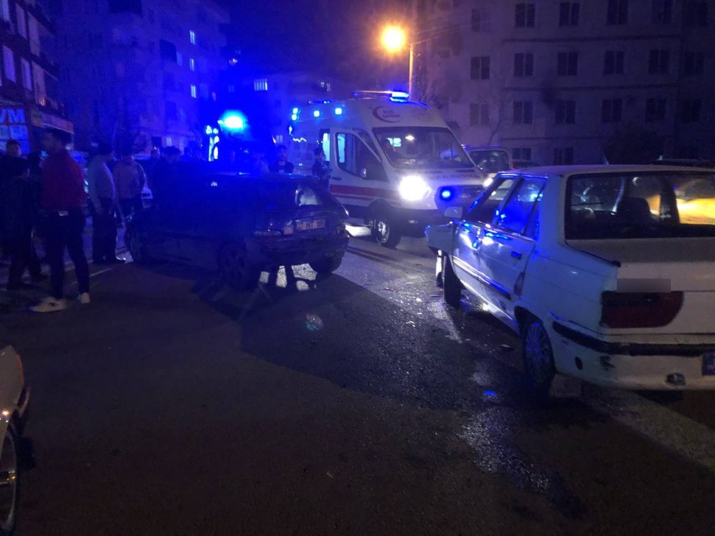 Çocuk sürücü araç arızasıyla uğraşanların arasına daldı: 4 yaralı