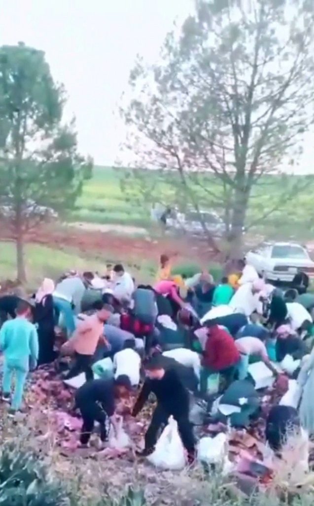 Devrilen tırdaki bayram şekerleri ile çikolatalar yağmalandı