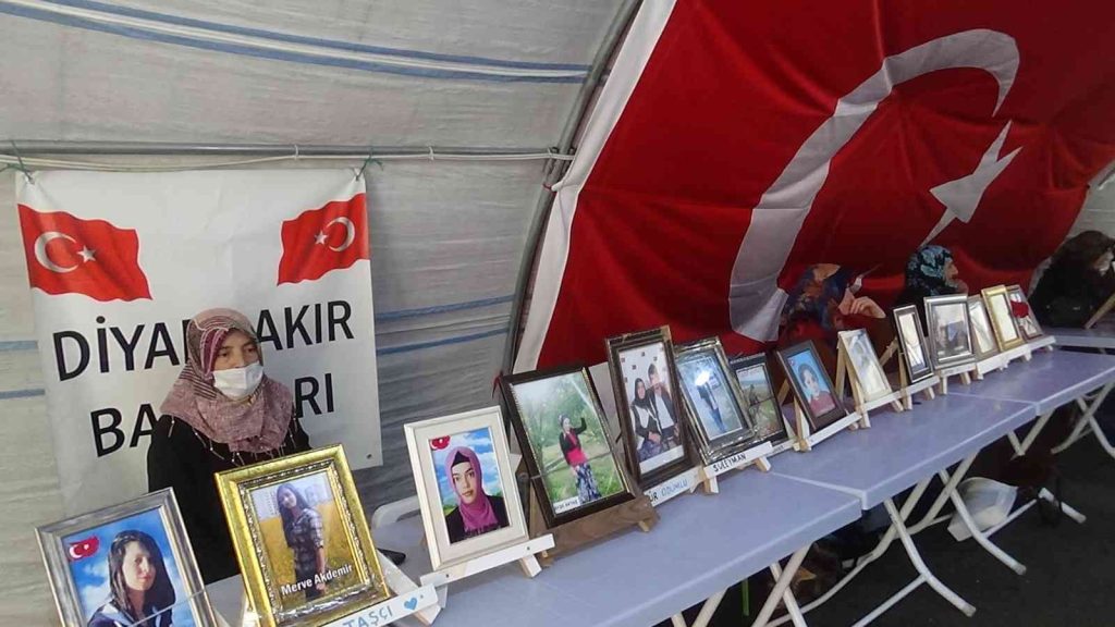 Diyarbakır’da anne ve babaların evlat nöbeti 952. günde