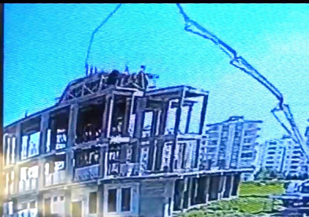 Diyarbakır’da cami kubbesinin çökme anı güvenlik kamerasına yansıdı