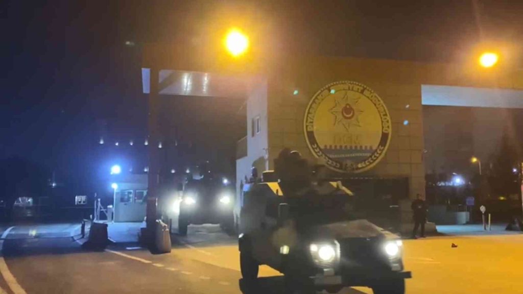 Diyarbakır’da hal esnafını tehdit silahlı suç örgütü üyesi 13 şüpheliden 5’i tutuklandı