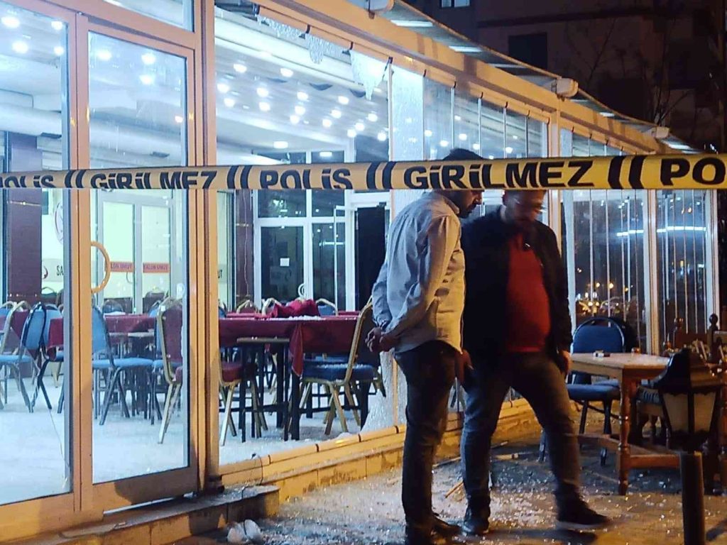 Diyarbakır’da iftar saatinde kıraathane tarandı: 1’i ağır, 3 yaralı