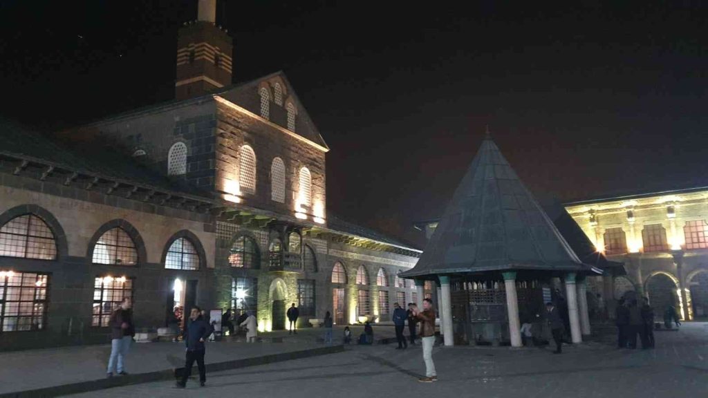 Diyarbakır’da ilk teravih namazı kılındı