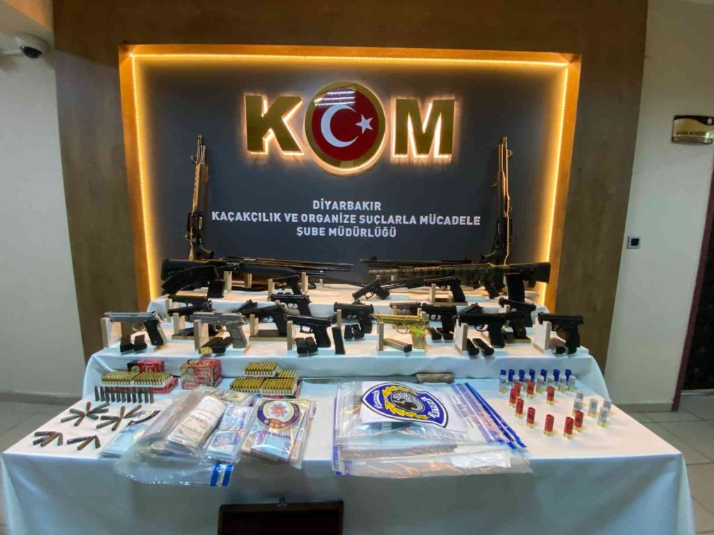 Diyarbakır’da ‘koyunlar’ çetesinin cephanesi sergilendi