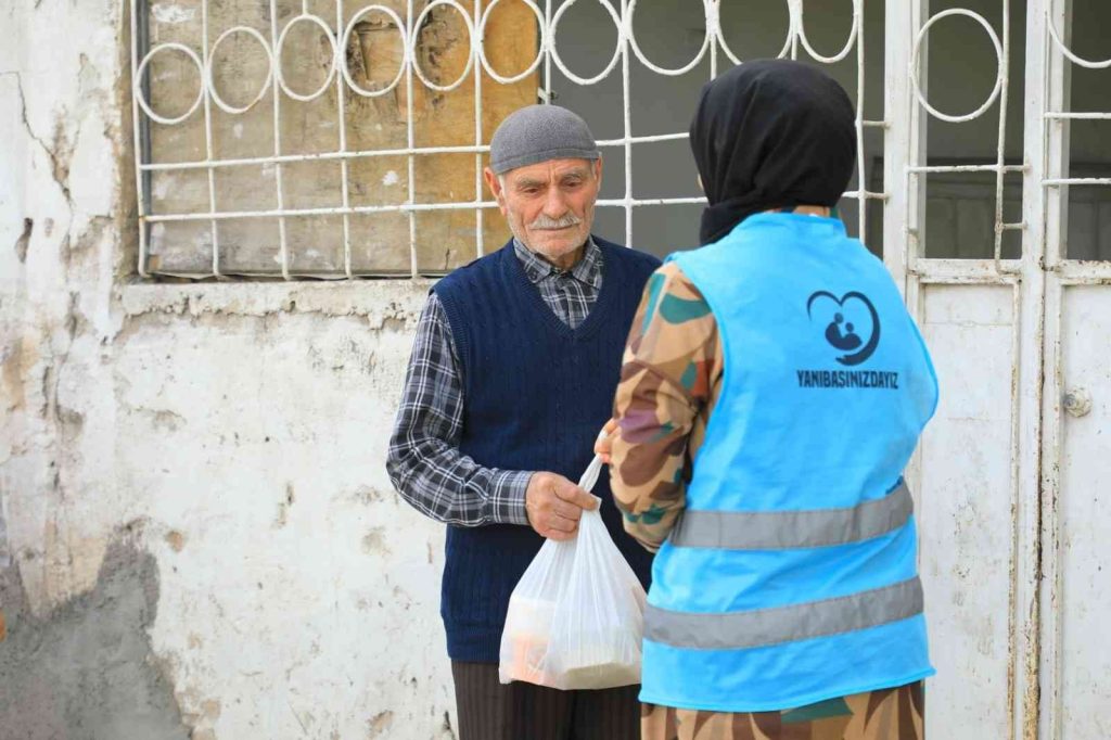 Diyarbakır’da kursiyerlerin hazırladığı yemekler ihtiyaç sahiplerine ulaştırılıyor