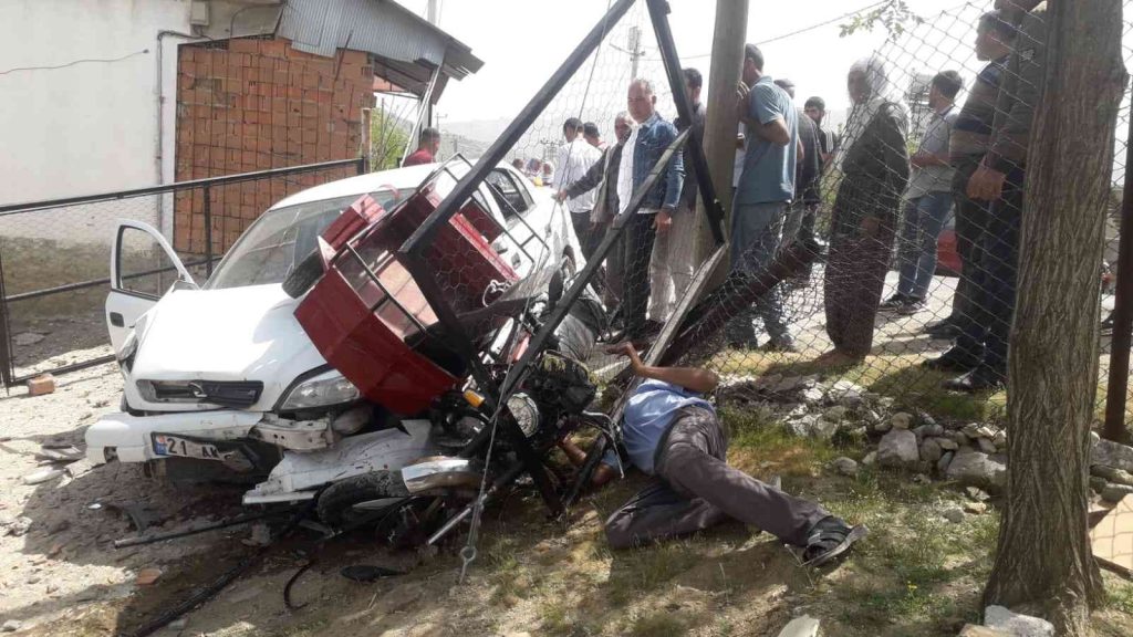 Diyarbakır’da motosiklet ile otomobil çarpıştı: 1 yaralı