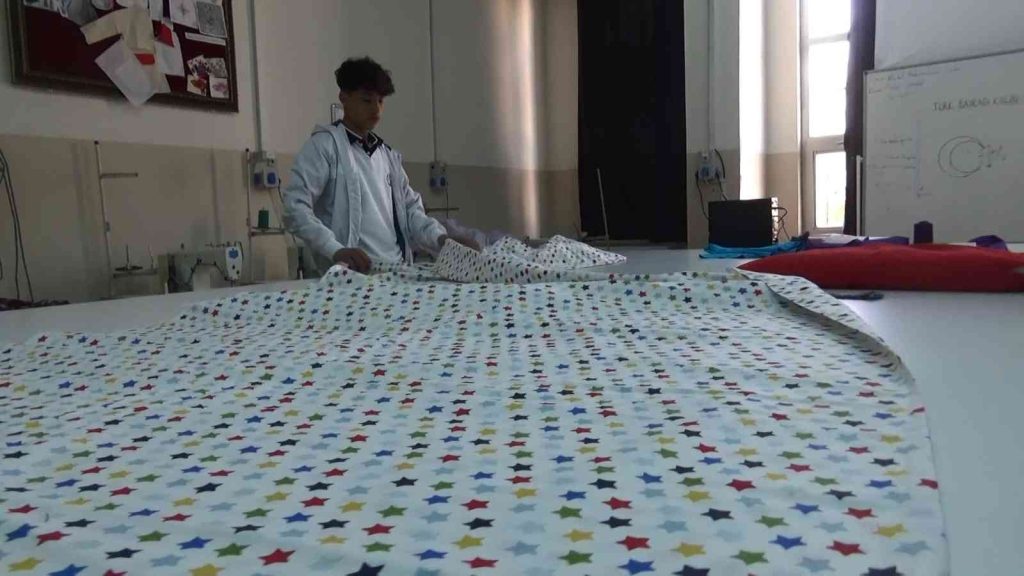 Diyarbakır’da öğrenciler evini sil baştan yeniledikleri aileye ziyarette bulundu