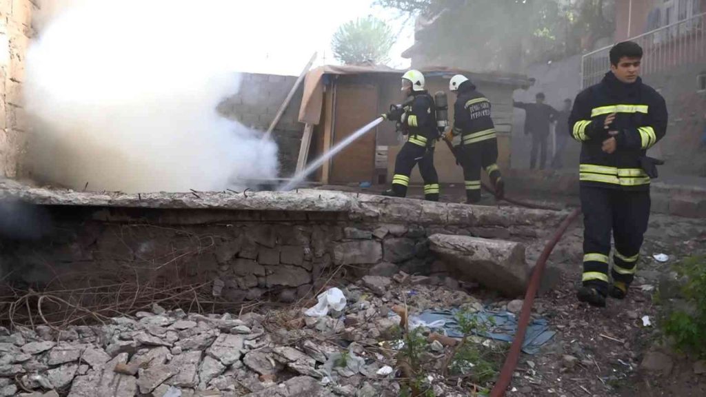Diyarbakır’da öldüren şahsın yakınları, şüpheli şahsın evini ateşe verdi
