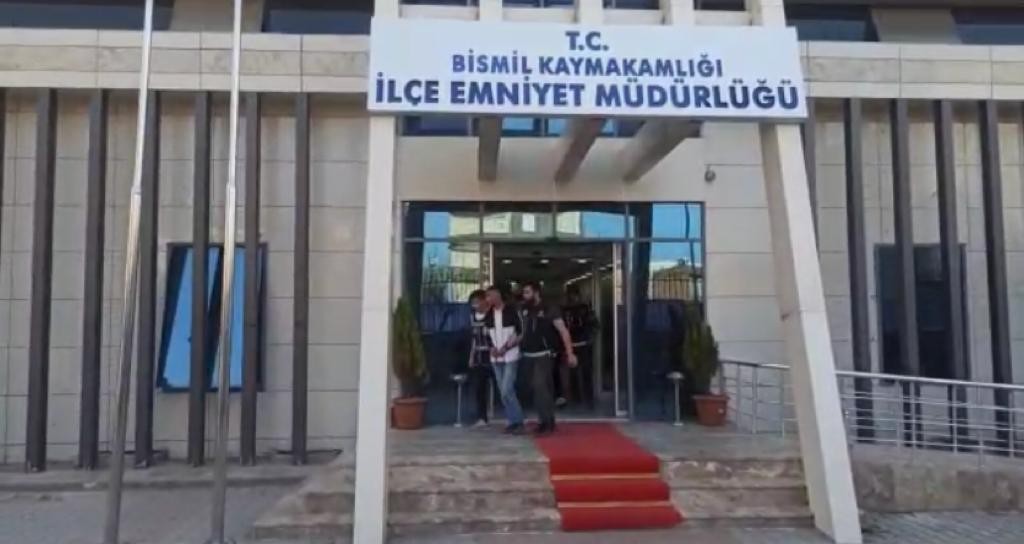 Diyarbakır’da polisten kaçan şüphelilerin üstünden silah ve uyuşturucu çıktı