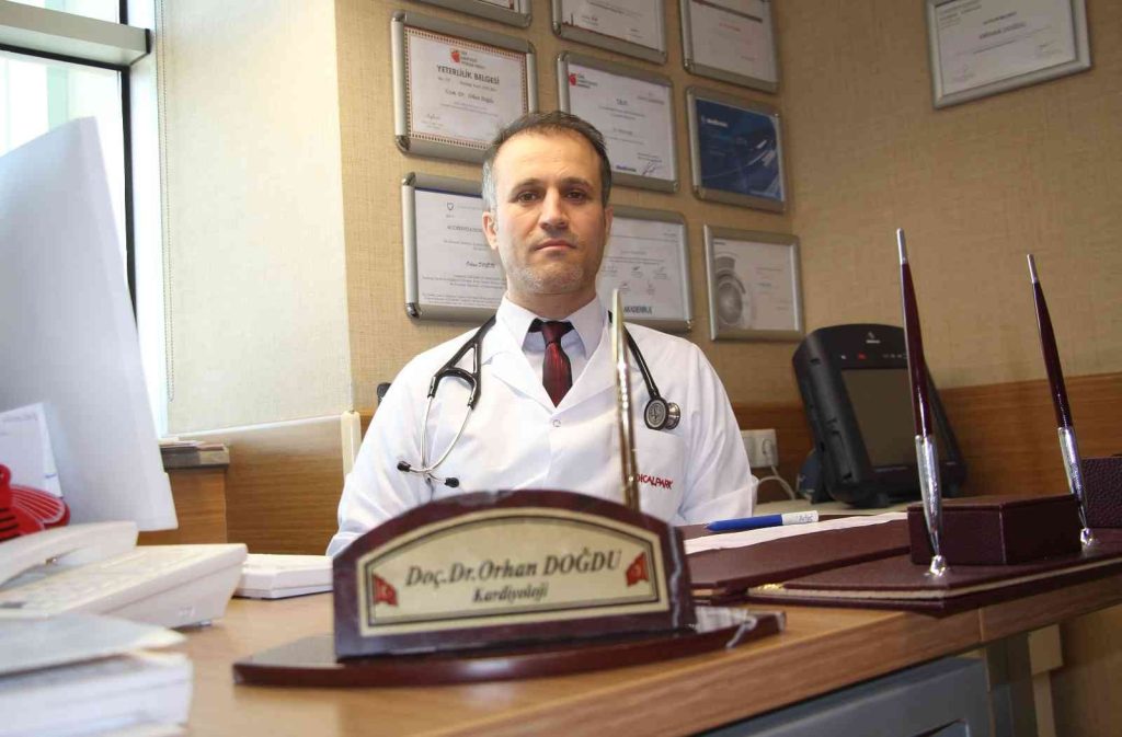 Doç. Dr. Doğdu: “Kalp hastaları ilaçlarını aksatmadan bol sıvı tüketerek oruç tutabilirler”