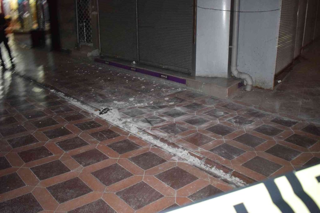 Duvarlarında çatlama meydana gelen iş hanı polisi alarma geçirdi