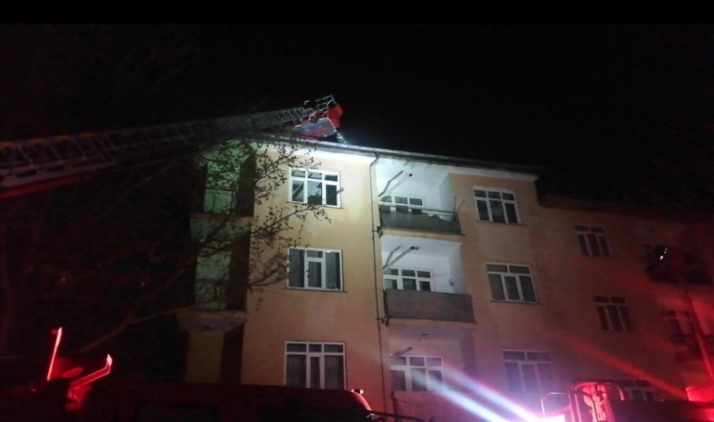 Elazığ’da çatı alev alev yandı