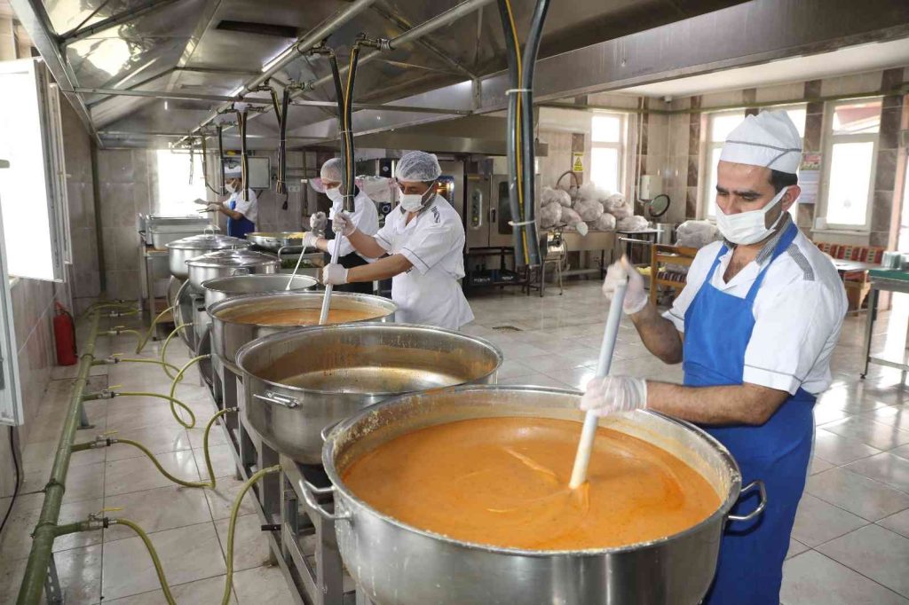 Elazığ’da dev kazanlar iftar yemekleri için kaynıyor