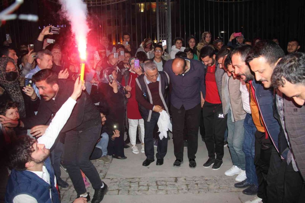 Elazığ’da geleneksel ’23. sahur halayı’ renkli görüntülere sahne oldu