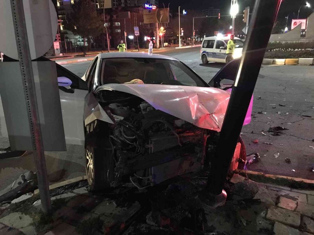 Elazığ’da iki otomobil çarpıştı: 1 yaralı