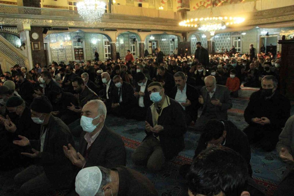 Elazığ’da ilk teravih namazında camiler doldu taştı