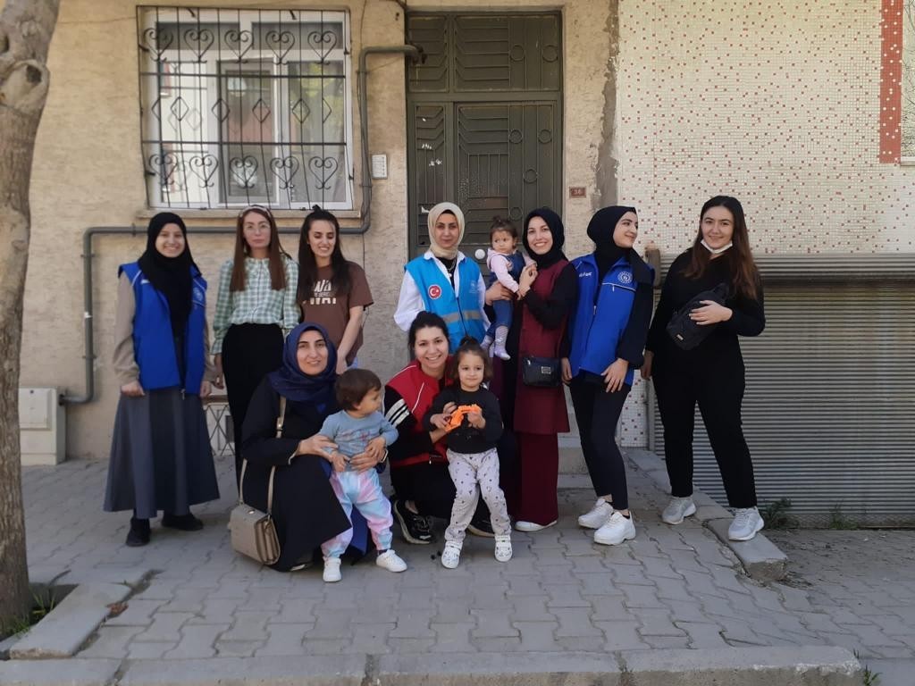 Elazığ’da öğrenciler hazırladıkları erzak kolilerini dağıttı