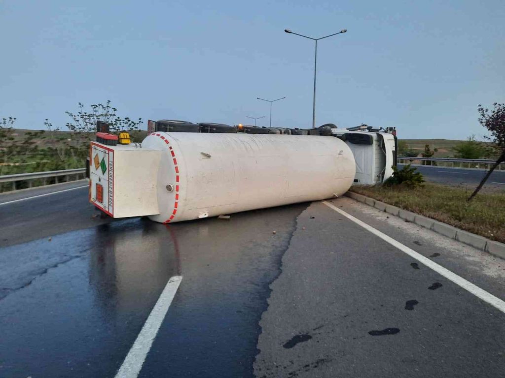 Elazığ’da oksijen yüklü tanker yan yattı: 1 yaralı