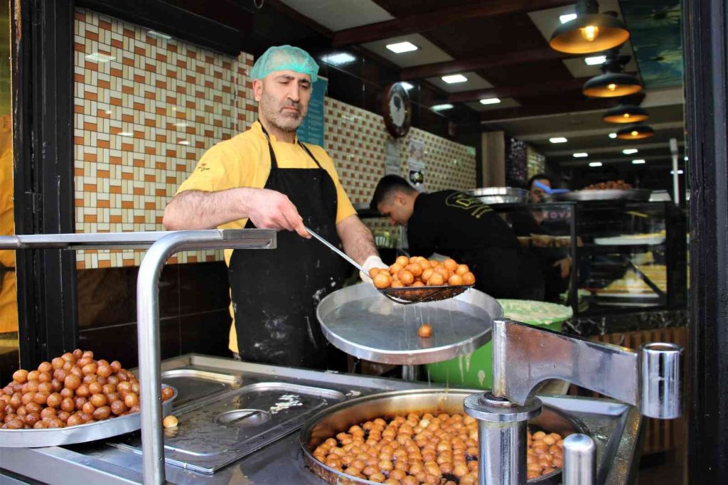 Elazığ’da Ramazan ayının vazgeçilmez tatlısı lokma, iftarda sofraları süslüyor