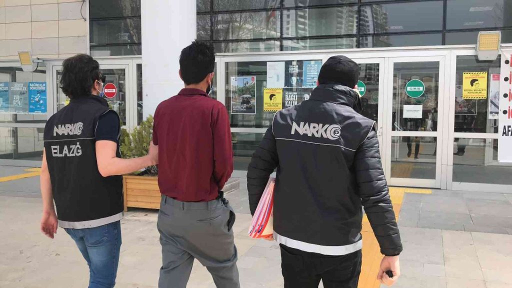 Elazığ’da uyuşturucu satarken suçüstü yakalanan şüpheli adliyeye sevk edildi