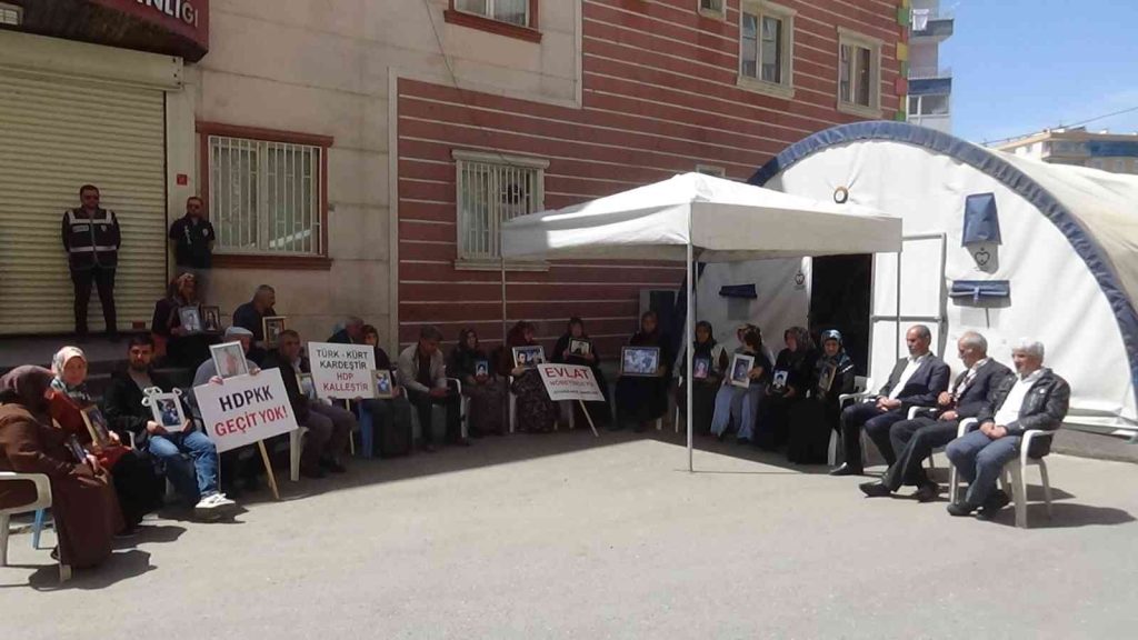 Evlat nöbetindeki baba, oğlunu HDP’den istiyor