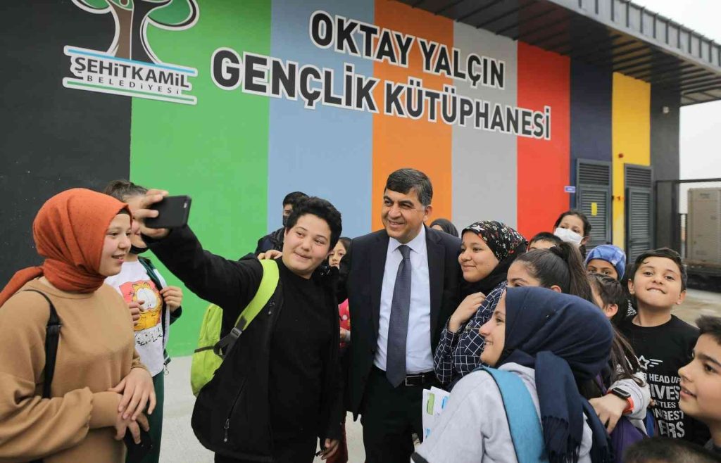 Fadıloğlu, Oktay Yalçın gençlik kütüphanesi öğrencilerini ziyaret etti