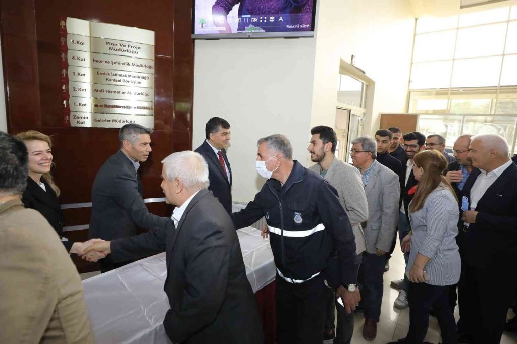 Fadıloğlu, personellerle bayramlaştı