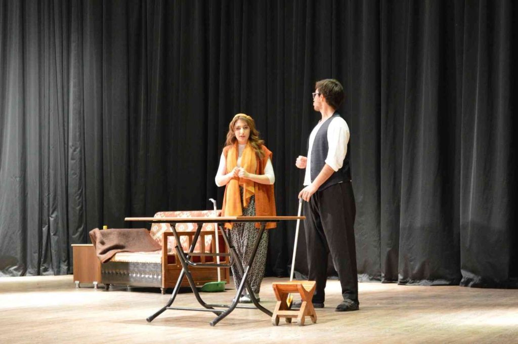 FÜ’de ‘Yolumuzu Bulalım’  oyunu sergilendi