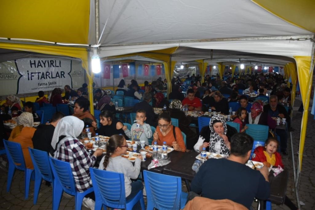 Gaziantep’te her gün bir mahallede iftarlık yemek dağıtılıyor