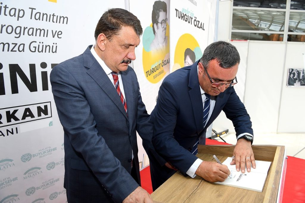 ‘Gençler İçin Turgut Özal’ kitabı, kitapseverlerle buluştu