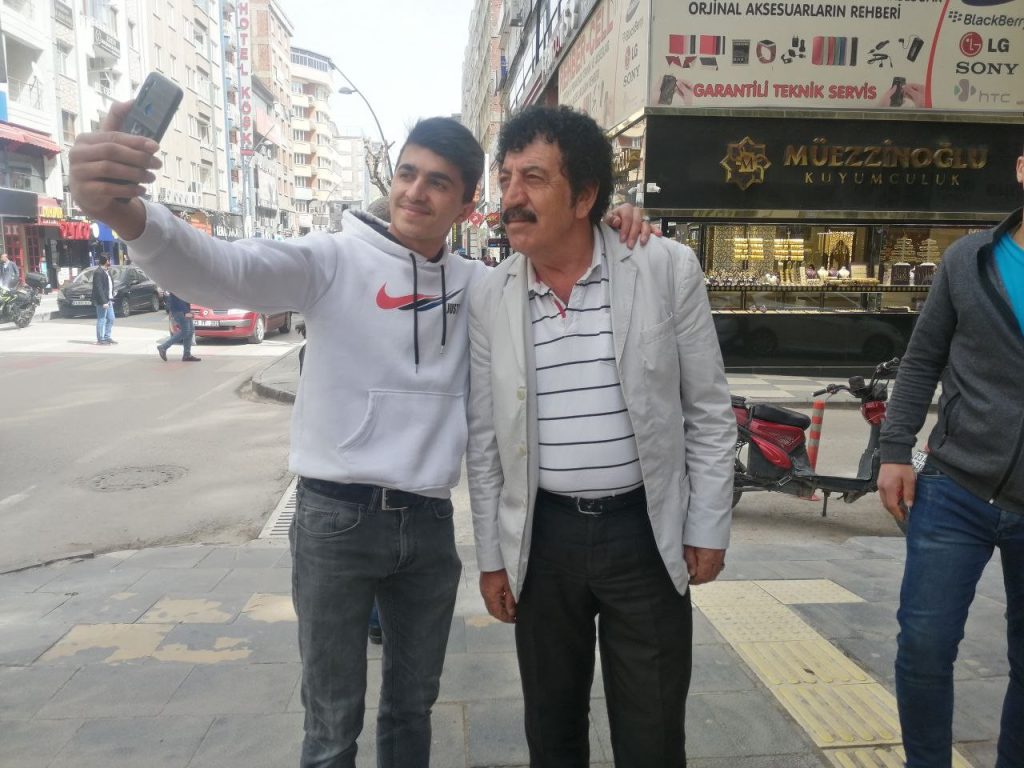 Görenler şoke oldu, ’Müslüm Gürses’ Elazığ sokaklarını turladı