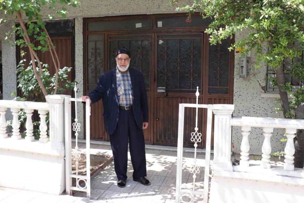 Gündüz vakti apartmanın kapısını çaldılar