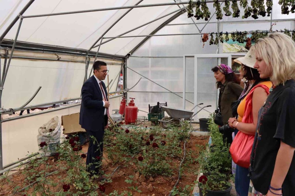 Halfeti’nin simgesi karagül çiçek açtı