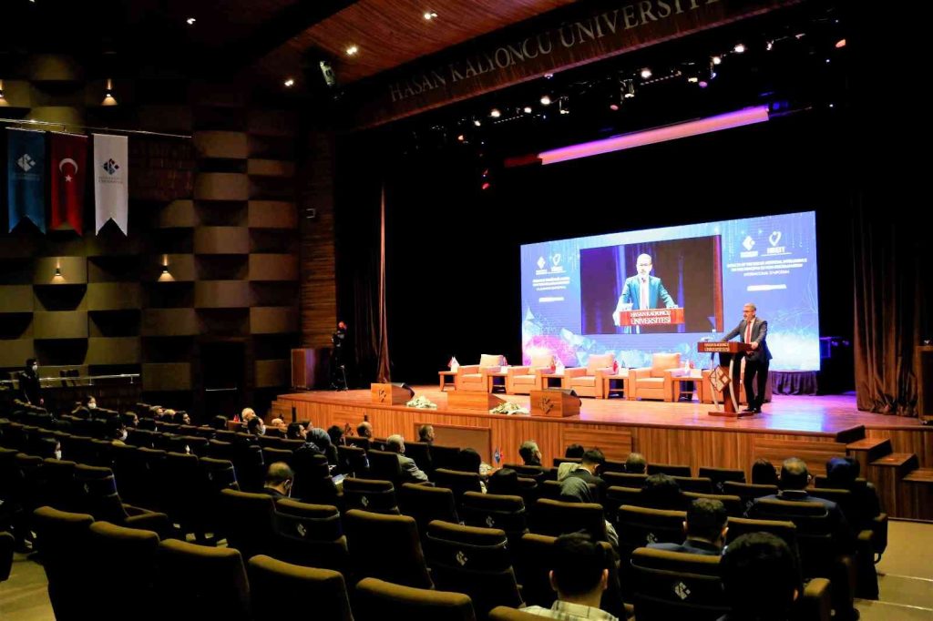 HKÜ’de “yapay zekanın yan etkileri anlatıldı