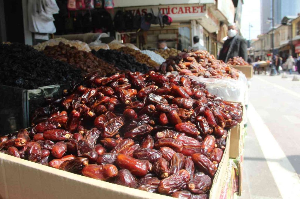 Hurmalar tezgahları renklendirdi