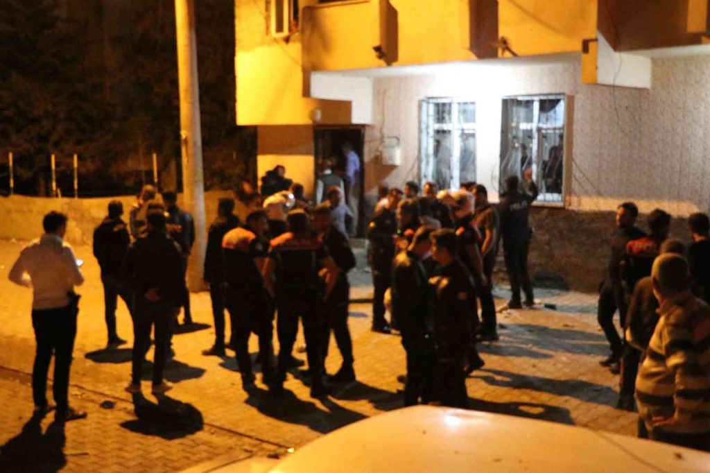 İftar sonrası komşular arasında taşlı sopalı kavga: 8 yaralı